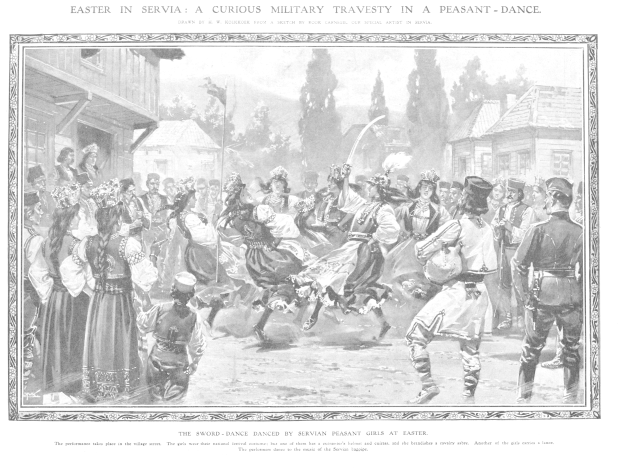 Schwarz-weißes Bild einer Gruppe von Menschen, die vor einer Menge tanzen, mit Häusern und Bäumen im Hintergrund; Text unten lautet "Ostersonntag in Servia: Eine kuriose militärische Travestie in einem Bauern танц".