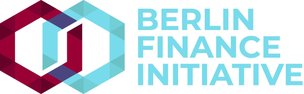 Logo der Berliner Finanzinitiative mit einem blauen Kreis mit weißer Umrandung und einem weißen "B" in der Mitte, umgeben von einem weißen Ring mit einem blauen und weißen Karomuster, alles auf einem weißen Hintergrund mit der schwarzen Schrift "Berlin Finance Initiative" in Fettschrift.