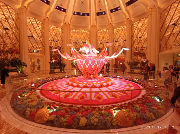 Das Bellagio Hotel und Casino in Las Vegas, Nevada, mit Menschen, dekorativen floralen Bodenmustern, Säulen und Lichtern, mit einem Wasserzeichen unten.