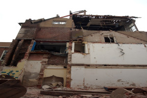 Ein eingestürztes Gebäude unter einem klaren Himmel.