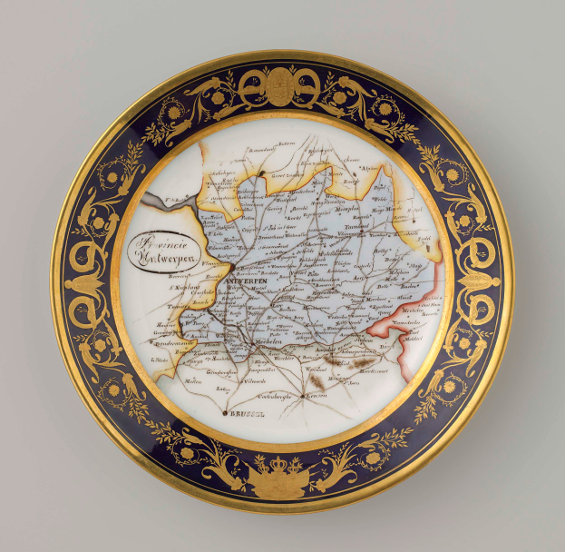 Ein weißes Kennzeichen mit einer detaillierten Deutschlandkarte, verziert mit kunstvollen Designs und Texten.