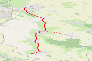 Karte einer Stadt mit einer roten Linie, die eine Fahrradroute anzeigt, die Straßen, Sehenswürdigkeiten und Punkte von Interesse entlang des Weges zeigt.
