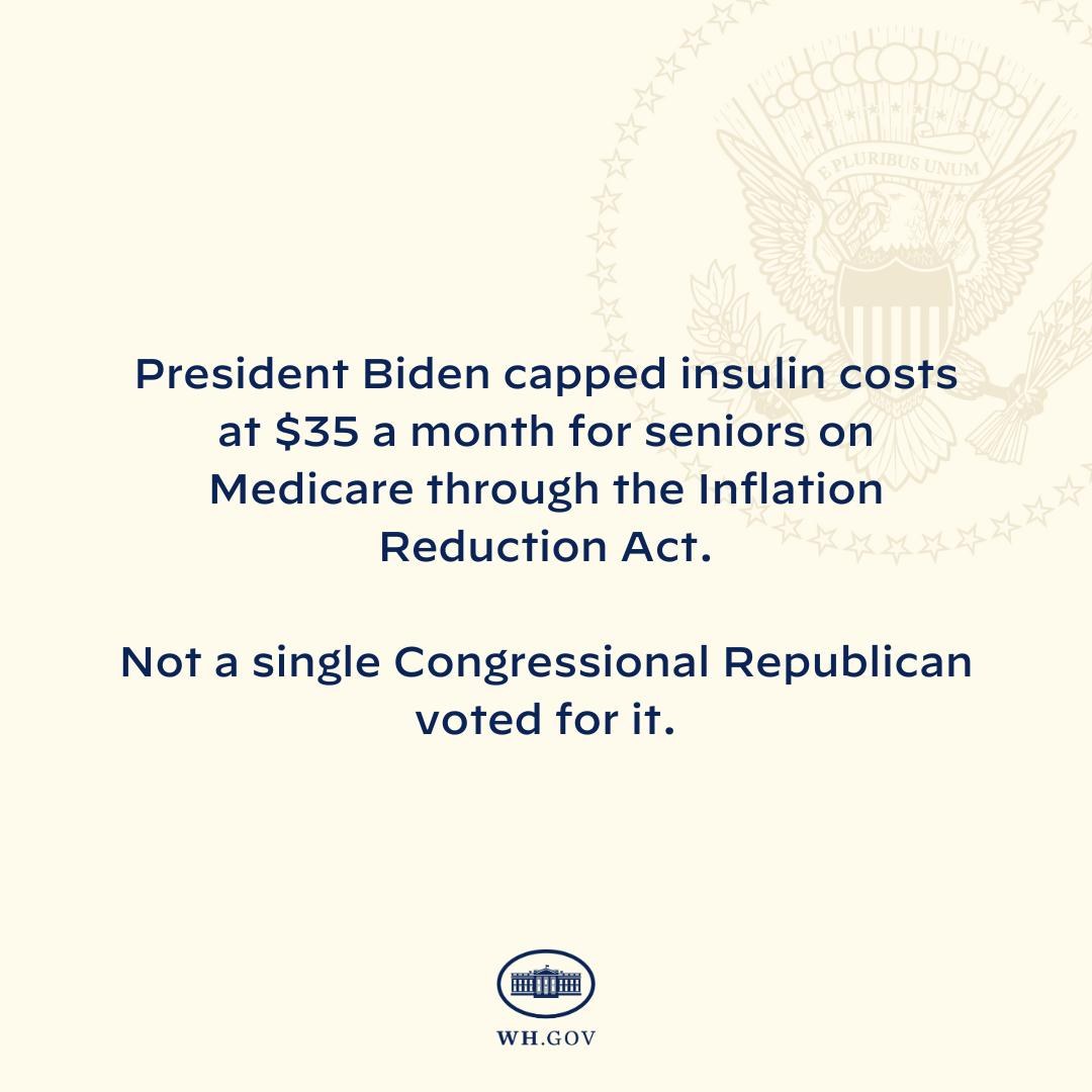 Plakat mit dem Text "Präsident Biden beschränkte die Insulin-Kosten auf 35 Dollar pro Monat für Senioren mit Medicare durch das Inflation Reduction Act" und einem Logo darüber.