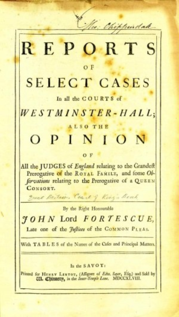 Titelblatt eines alten Buches mit dem Titel "Berichte über ausgew├Ąhlte F├Ąlle vor den Gerichten von Westminster-Hall sowie die Meinung von John Lord Fortescue" mit ge├Âffneter Seite, die schwarzen Text zeigt.