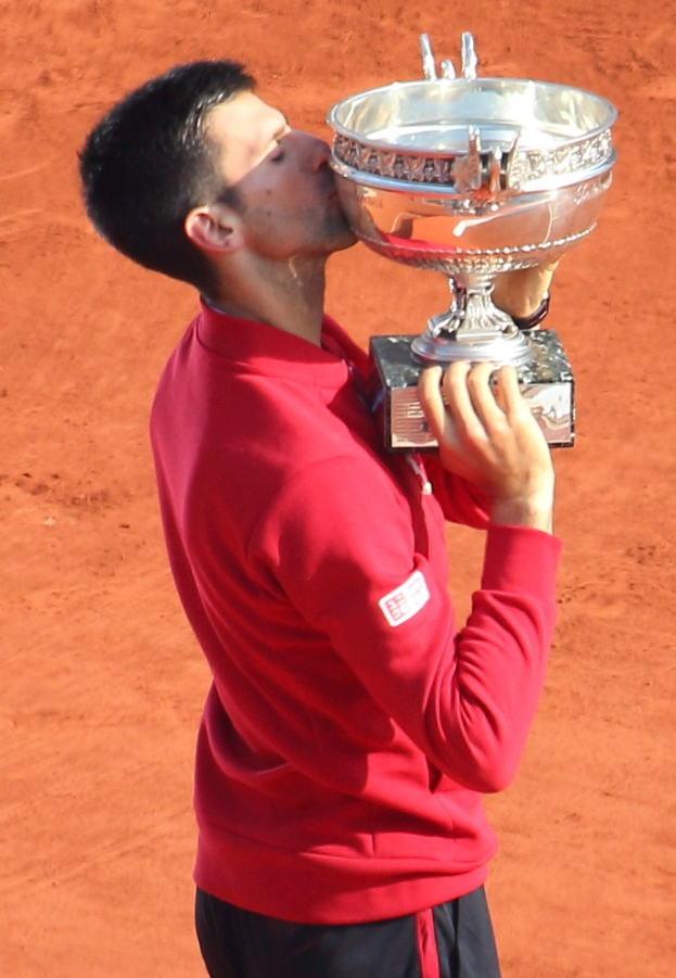 Novak Djokovic feiert mit dem French Open-Pokal nach seinem Sieg gegen Rafael Nadal im Finale der Herren-Einzel.
