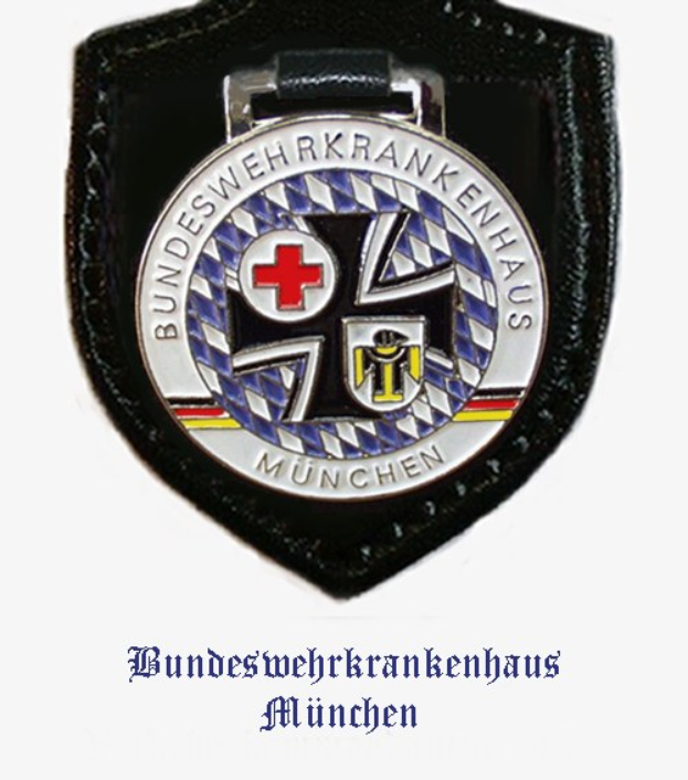 Schwarzes Lederabzeichen mit rotem Kreuz-Logo, beschriftet mit "Bundeswehrkrankenhaus München".