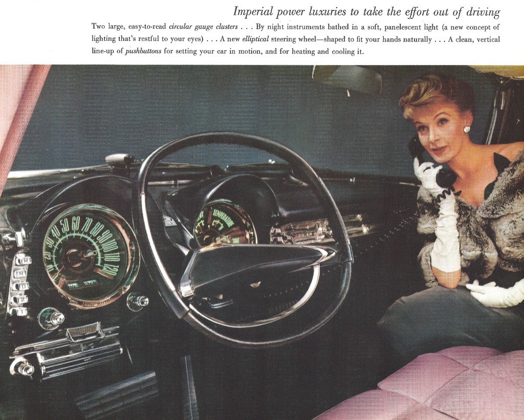 Ein Magazinartikel, der das Innere eines Autos mit einem Mädchen auf der rechten Seite zeigt, das mit dem Handy spricht, einem Lenkrad und Tacho in der Mitte und einem Armaturenbrett auf der linken Seite.