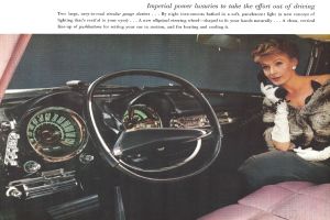 Ein Magazinartikel, der das Innere eines Autos mit einem Mädchen auf der rechten Seite zeigt, das mit dem Handy spricht, einem Lenkrad und Tacho in der Mitte und einem Armaturenbrett auf der linken Seite.