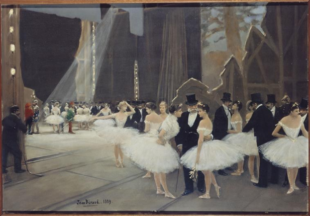 Ein Gemälde namens "Tanz an der Oper" von Jean Beraud aus dem Jahr 1889, das eine Gruppe von Tänzern in weißen Tutus und Hüten auf einer Bühne zeigt, die von Scheinwerfern beleuchtet wird und von einem Photo Rahmen umgeben ist.
