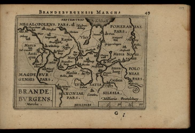 Ein detailliertes historisches Kartenbild der brandenburgischen Region Deutschlands auf einem alten Buch im Schwarz.