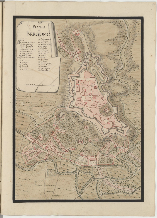 Ein altes Buch mit einer detaillierten Karte von Bergamo, Italien, das sichtbare Straßen, Gebäude und Sehenswürdigkeiten zeigt, zusammen mit Texten, die Informationen zur Bevölkerung, Geschichte und Kultur der Stadt liefern.