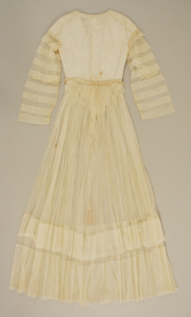 Ein weißes, langärmliges Kleid mit einer gerüschten, bodenlangen Schleppe und einem dezenten Schimmer auf einer weißen Oberfläche.