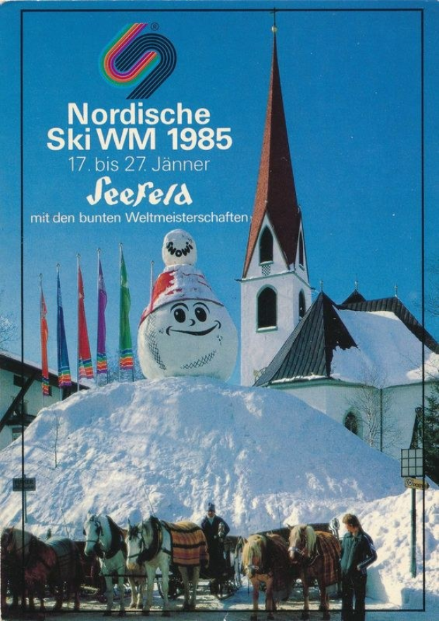 Plakat für die Nordischen Ski-Weltmeisterschaften 1985 in Seefeld, Schweiz, das eine schneebedeckte Landschaft mit veranstaltungsbezogenen Elementen und Text zeigt.