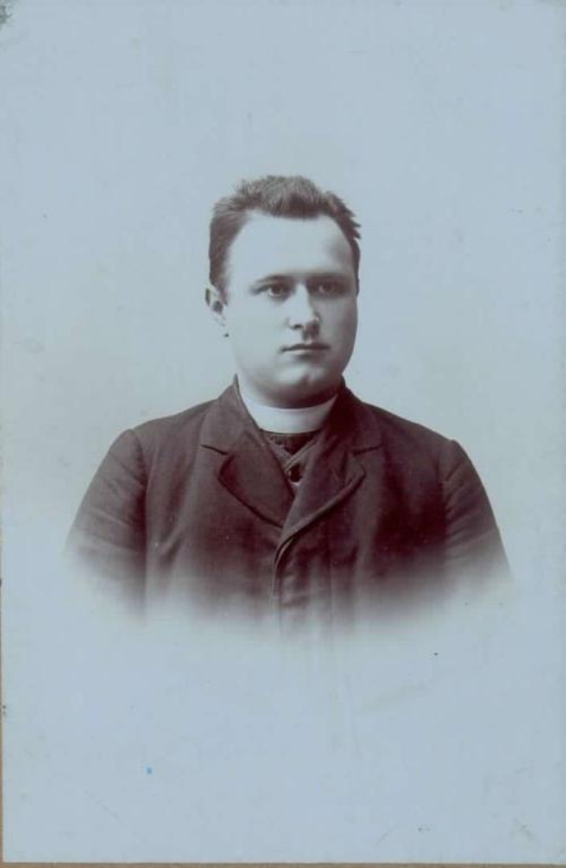 Ein altes Schwarz-Weiß-Foto eines Mannes in Priesterrobe, der als erster Bischof der Kirche des Heiligen Grabes identifiziert wird.