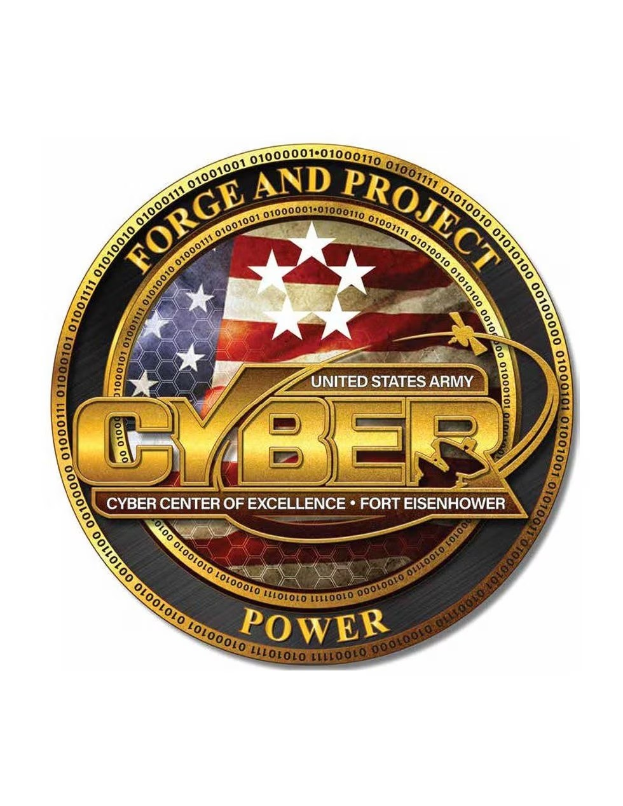 Logo der United States Army Cyber Center of Excellence auf Fort Eisenhower, mit einem blauen Kreis mit einem wei├čen Stern und dem Text "Forge and Project Cyber Power" darunter in fetter schwarzer Schrift.