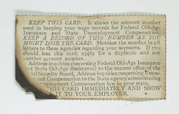 Ein Blatt Papier mit gedrucktem Text, das darauf hinweist, die Karte aufzubewahren, da sie die Kontonummer zeigt, die für die Bundesrentenversicherung und die Arbeitslosenversicherung verwendet wird.