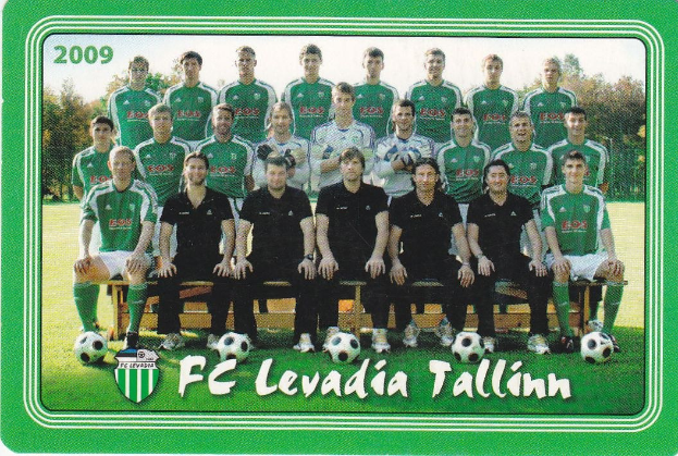 Ein Plakat der FC Levadia Tallinn Mannschaft mit einer Gruppe von Menschen im Vordergrund, Fußball auf dem Boden, Bäumen und einem klaren blauen Himmel im Hintergrund und Text mit einem Logo unten.