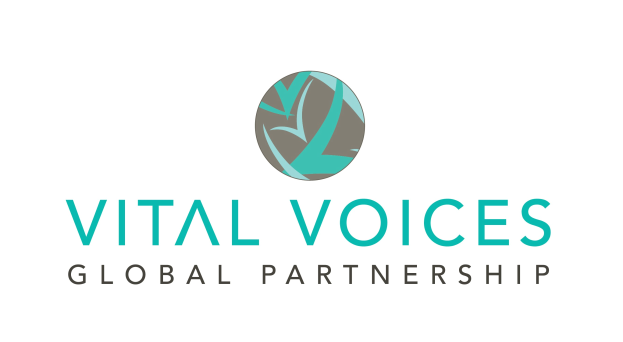 Logo für Vital Voices Global Partnership mit einem weißen Tauben-Symbol mit ausgebreiteten Flügeln in einem blauen und weißen Gradientenkreis, fetter schwarzer Schrift und einem dünnen schwarzen Rand auf einem weißen Hintergrund.