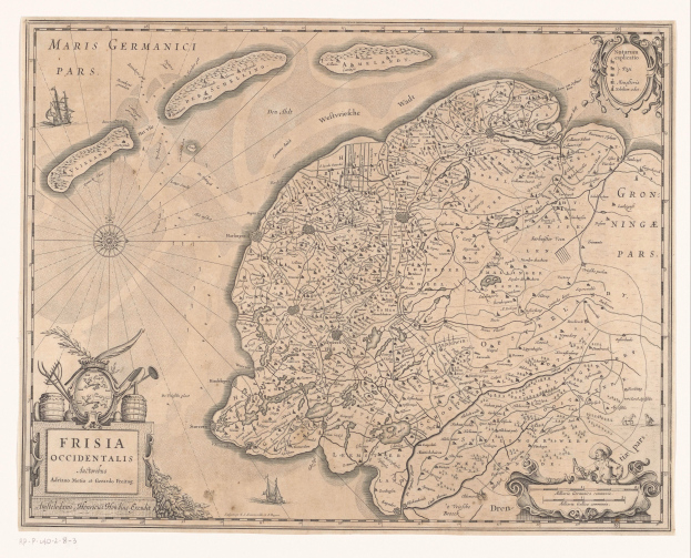 Eine detaillierte Karte der Insel Ostfriesland, umgeben von Text und Bildern, die verschiedene Inseln, Gewässer und die umliegende Landschaft zeigen, mit zusätzlichen Informationen über die Inseln und ihre Grenzen.