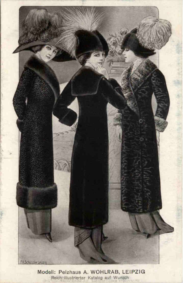 Drei Frauen in schwarzen Mänteln und Hüten stehen nebeneinander mit einer Blumenvase im Hintergrund auf einem Schwarz-Weiß-Bild, das mit 'Fashions of the 1920s' beschriftet ist.