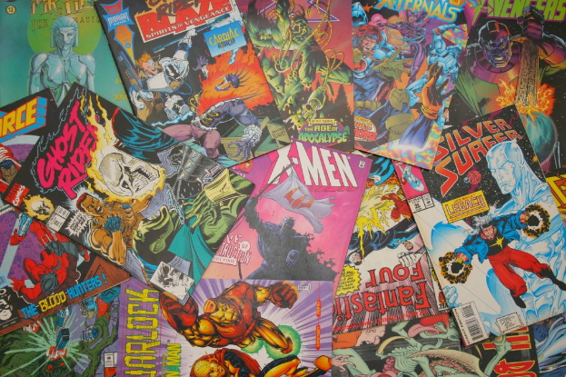 Eine Wand mit Cartoon-Charakter-Kunstwerken und teilweise verdecktem Text.