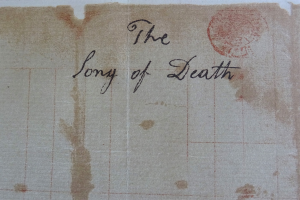 Ein Blatt Papier mit den Worten "Der Todessong" darauf und einem roten Stempel darauf.