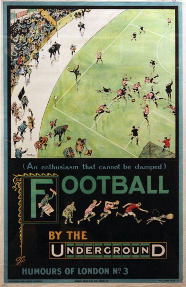 Ein Vintage-Plakat zeigt eine Menge, die ein Fußballspiel in einem Stadion schaut, mit dem Text "Fußball by the Underground - Humours of London No. 3" oben.