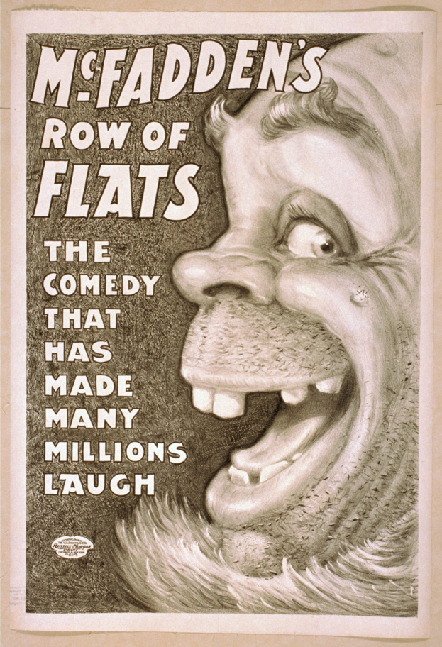 Plakat einer lachenden Person mit wilden Haaren, weit aufgerissenen Augen und einem breiten Grinsen vor einem hellgelben Hintergrund, mit der Aufschrift "McFadden's Row of Flats: The Comedy That Has Made Many Millions Laugh."