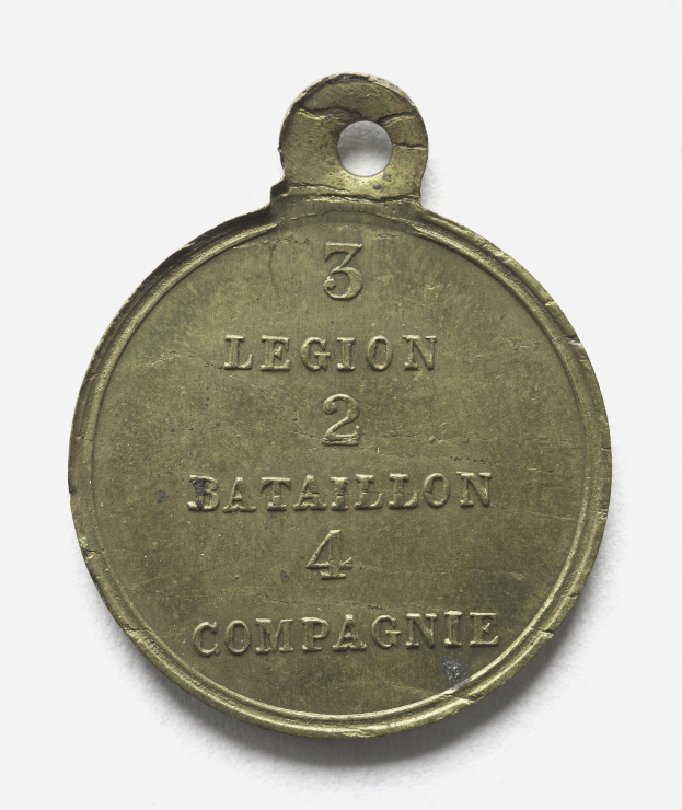Bronzemedaille mit der Inschrift "Legion 2 Bataillon 4 Kompanie" vor einem weißen Hintergrund.