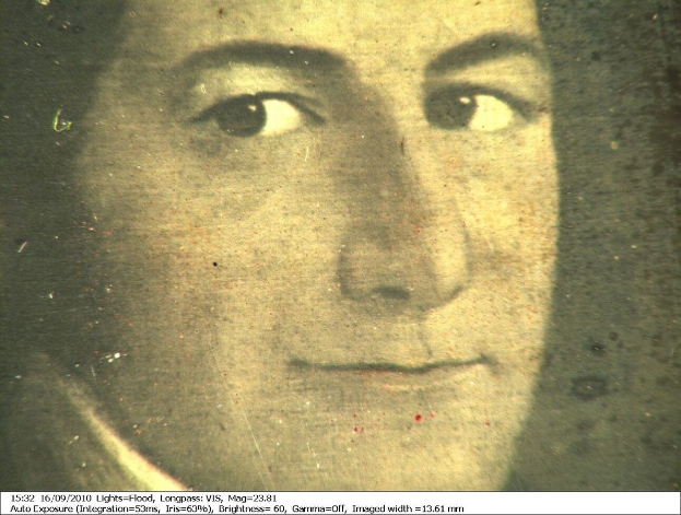 Schwarzes und weißes Foto einer Frau mit ernstem Gesichtsausdruck, direktem Blick, zurückgebundenem Haar und leichtem Lächeln, mit Text unten.