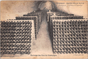 Ein altes Foto eines Weinkellers mit zahlreichen Weinflaschen in ordentlichen Reihen und Text am unteren Bildrand.