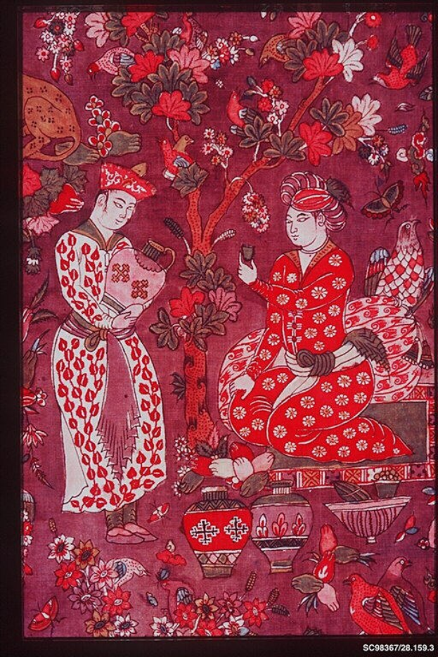 Gemälde eines Mannes und einer Frau in traditioneller chinesischer Kleidung umgeben von Blumen, Vögeln und anderen Gegenständen, gerahmt in einem Foto Rahmen.