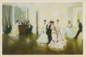 Ein altes Foto von einer Gruppe von Menschen, die in einem Ballsaal tanzen, mit Männern und Frauen, die stehen und sitzen, einem Tisch vor ihnen, Vorhängen und einem Kronleuchter im Hintergrund, mit Text unten.