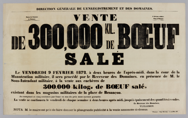 Anzeige für einen Rindfleischverkauf mit der Aufschrift "Vente de 300,000 Kil Kil de Boeuf Sale" auf Papier an einer Wand.