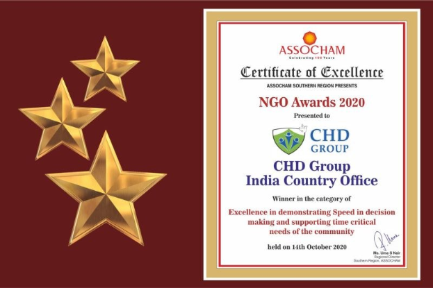Auszeichnung für die NGO Awards 2020 mit drei Sternen links, Text "Chd Group India Country Office" rechts und einem Schild-Logo mit einem Stern und einem Lorbeerkranz.