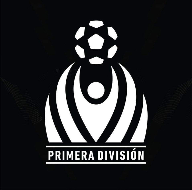 Schwarzer und weißer Fussball mit "Primera Division" in weißer Schrift über ihm, umrandet von einem weißen Kreis mit schwarzem Rand auf schwarzem Hintergrund.