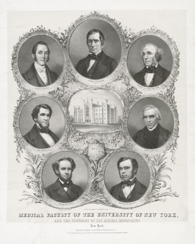 Ein Schwarz-Weiß-Foto von einer Gruppe von Männern in Anzügen und Krawatten mit einem Gebäude im Hintergrund und einem Text am unteren Rand, der "Medizinische Fakultät der Universität New York und die Gründer der medizinischen Abteilung" lautet.