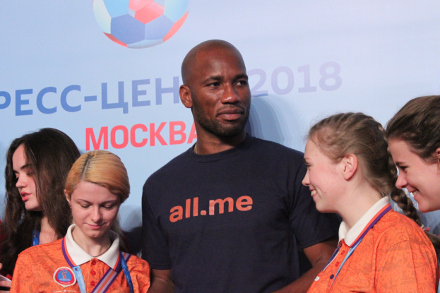 Gruppe von Menschen auf einer Bühne mit Medaillen und einem Banner im Hintergrund von der FIFA WM 2018.