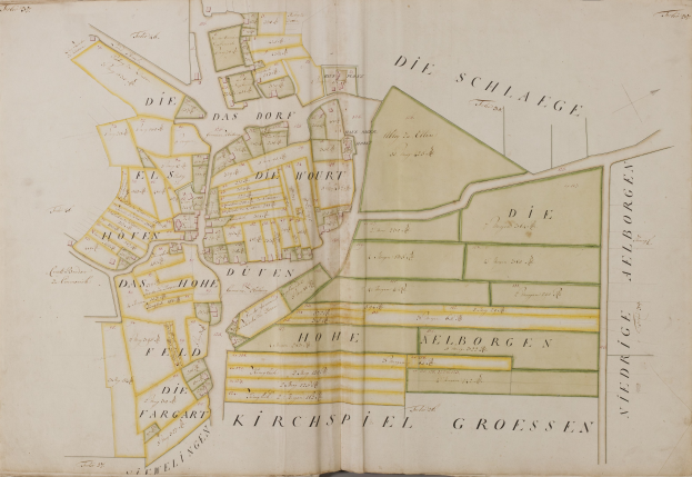 Ein altes Buch mit einer detaillierten Karte von Hamburg, Deutschland, einschließlich Straßen, Gebäuden und Sehenswürdigkeiten, begleitet von Text, der zusätzliche Informationen über die Stadt bereitstellt.