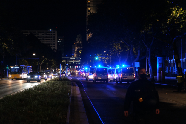19-Jähriger verletzt zwei Männer im Stadtzentrum und attackiert Polizeibeamte