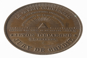Bronzemedaille mit 'Jury de Credit' eingraviert vor weißem Hintergrund.