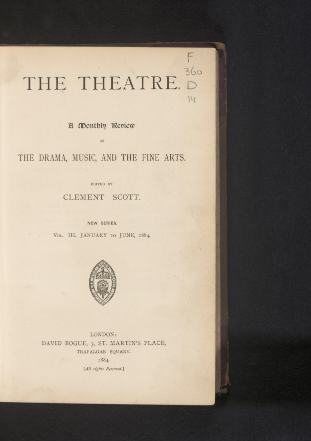 Offenes Buch mit dem Titel "Das Theater: Eine monatliche Besprechung des Dramas, der Musik und der schönen Künste" zeigt eine Seite mit Text und einem Logo.