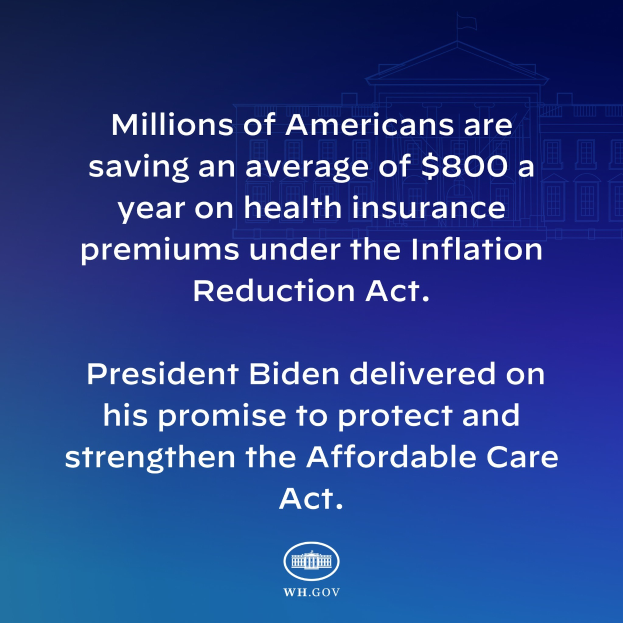 Blauer Hintergrund mit weißer Schrift, die besagt, dass Millionen von Amerikanern durchschnittlich 800 USD pro Jahr an Krankenversicherungsprämien unter dem Inflation Reduction Act sparen, begleitet von einem Logo.