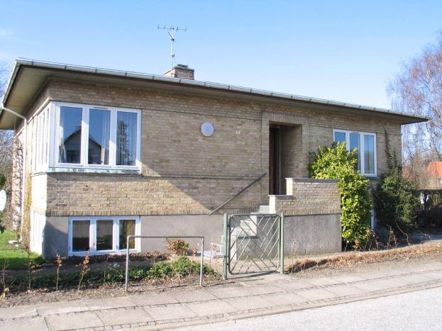 Zweifamilienhaus mit zwei Schlafzimmern zum Verkauf auf St Johns Road, St Johns Wood, Swindon, mit einem Dach, Fenstern, Tür, Treppe, Metallzaun, Pflanzen, Gras, Bäumen, Satellitenschüssel und einem bewölkten Himmel.