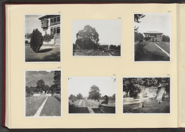 Ein Collage aus Schwarz-Weiß-Fotografien in einem offenen Buch, das Bäume in der Mitte mit Gebäuden und einem Brunnen drumherum zeigt.