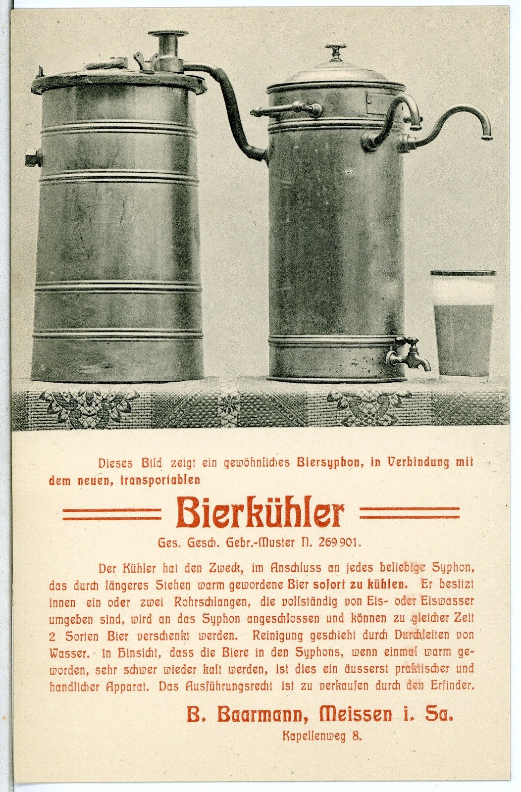 Alte Werbeplakat mit zwei Metall-Bierhumpen und einem Glas Bier.