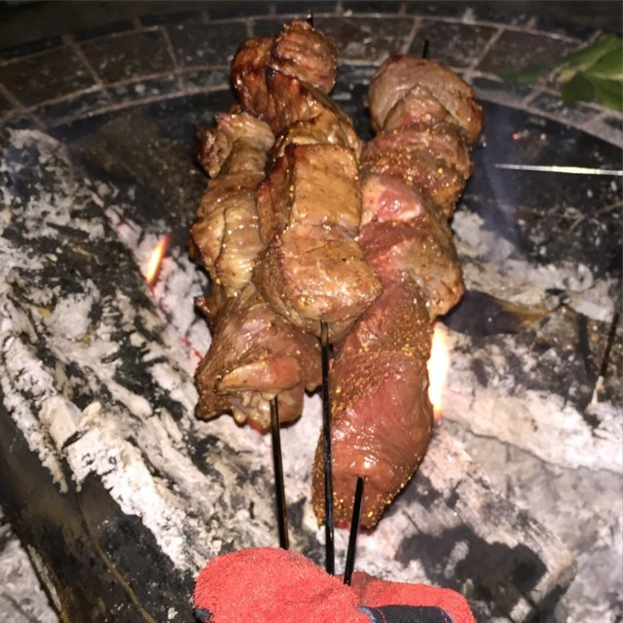 Ein Teller mit einem einzelnen Lebensmittel.